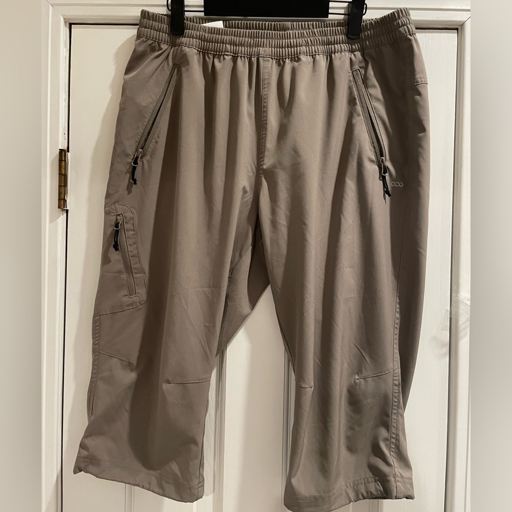 33,000ft Capri Golf Pants Size 14 Cargo Hiking Lightweight. UPF50+. Khaki color